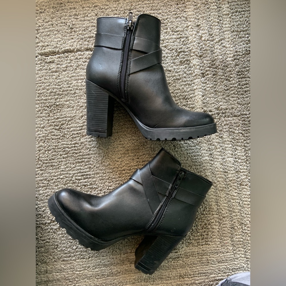 Women’s black straps with chunky heel size 7 super comfortable no brand name